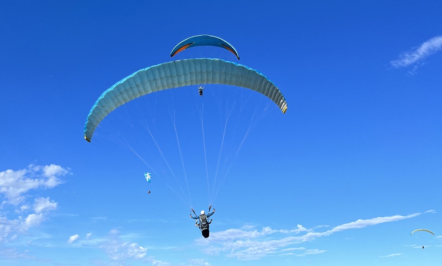 Image 1: Vuelo biplaza en parapente en Zarautz-Orio con Parapente Factory