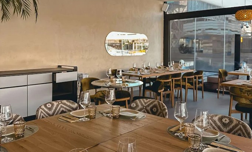 Image 4: Menú fusión para 2 o 4 personas con postre y opción a botella de vino