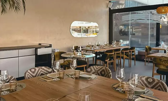 Menú fusión para 2 o 4 personas con postre y opción a botella de vino