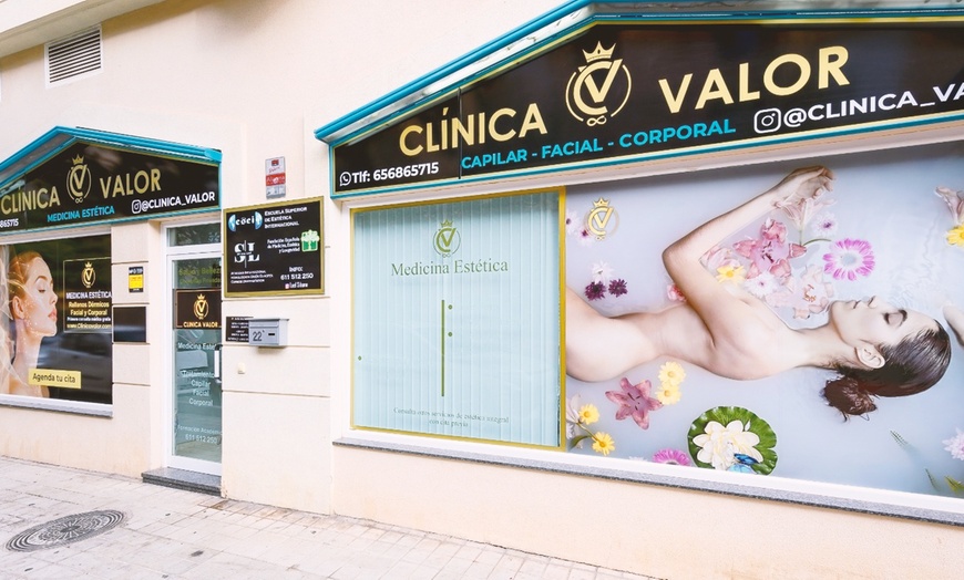 Image 4: Manicura y pedicura tradicional, semipermanente o gel con esmalte 