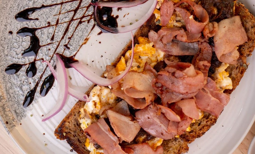 Image 4: Saborea un brunch completo con opciones dulces y saladas para 2 o 4