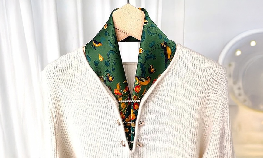 Image 16: Foulard en soie avec motif 