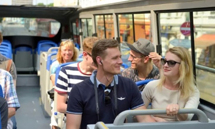 Image 4:  2 Std. Hop-on Hop-off Grande Stadtrundfahrt in Frankfurt – 1-4 Pers.