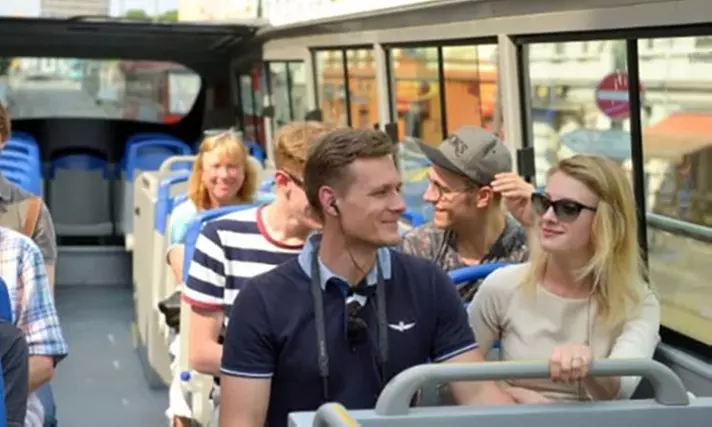 2 Std. Hop-on Hop-off Grande Stadtrundfahrt in Frankfurt – 1-4 Pers.