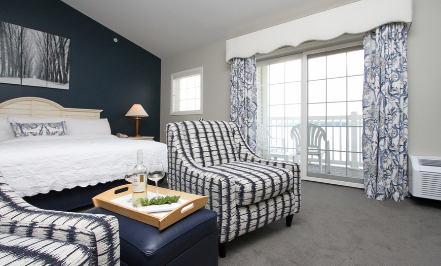 Image 5: Lakeside Resort in the Michigan With Breakfast & Scenic Views