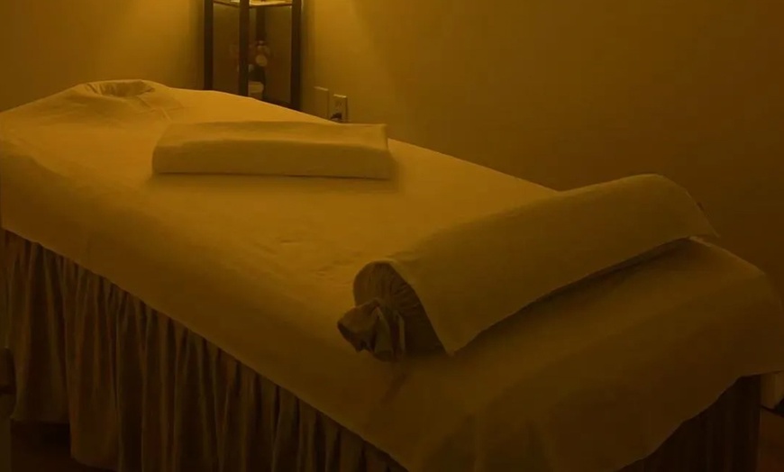Image 2: One 60-Min Signature Body Massage w/ Hot Stone, Essential Oil & More