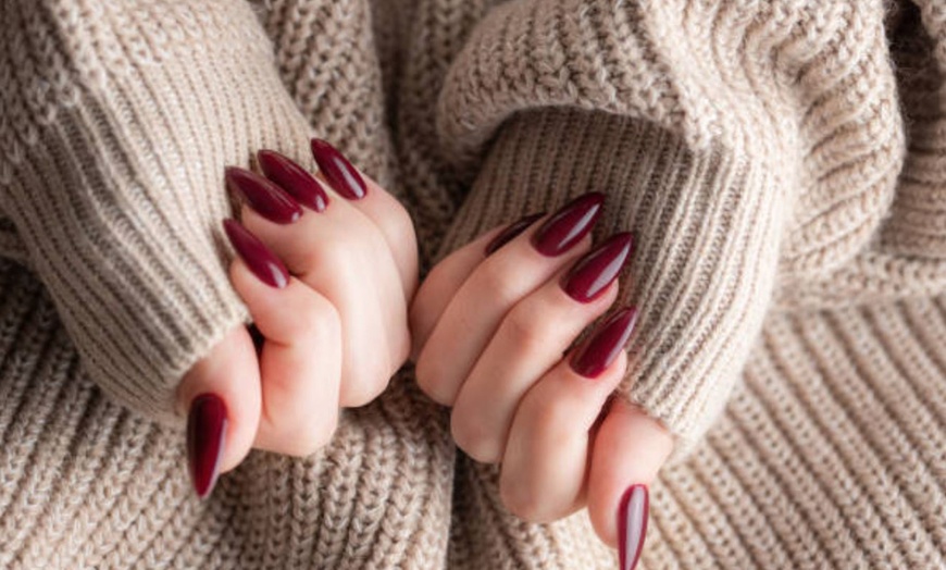 Image 1: ¡Cuidado total para tus uñas! Manicura, pedicura o uñas de gel para 1