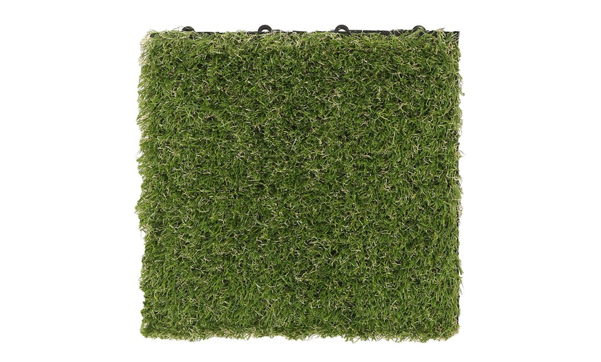 Image 3: Baldosas de césped artificial para terrazas Jubin, de Home Deluxe