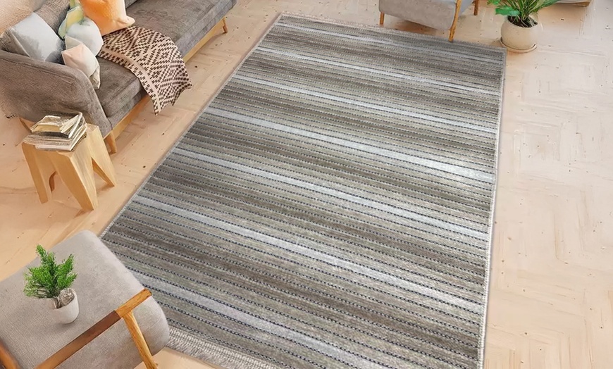 Image 11: Gestreifter Teppich