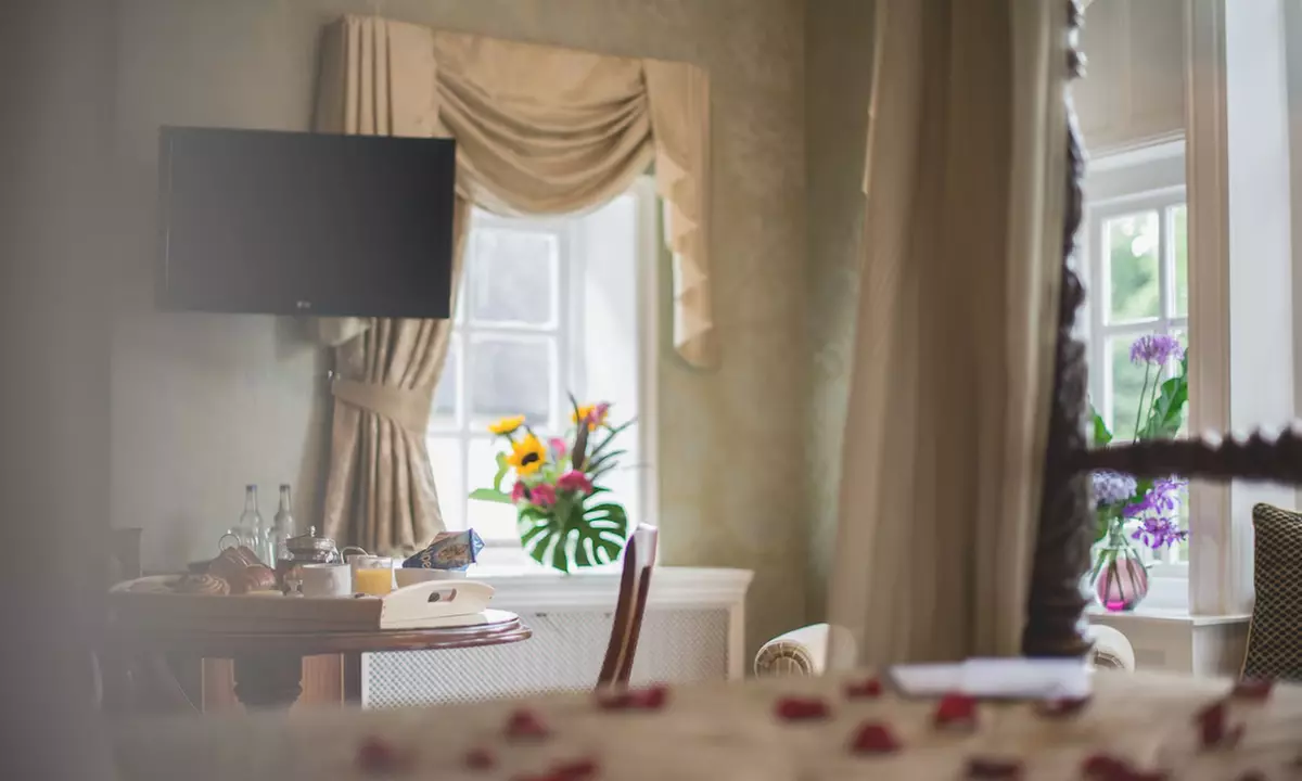 Cheshire: Executive Double Room with Breakfast and Bottle of Prosecco