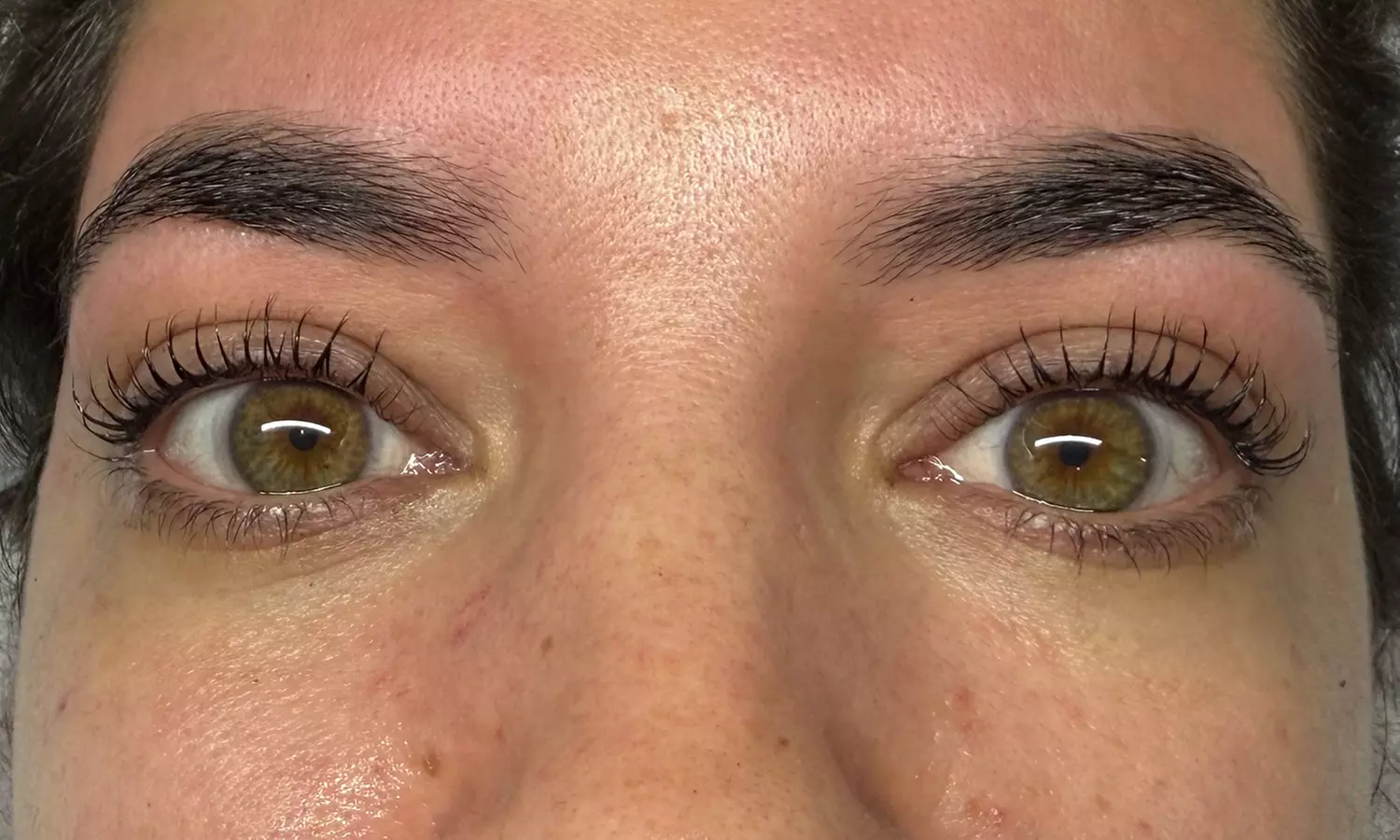 Embellece tu mirada: lifting y tinte de pestañas con diseño de cejas
