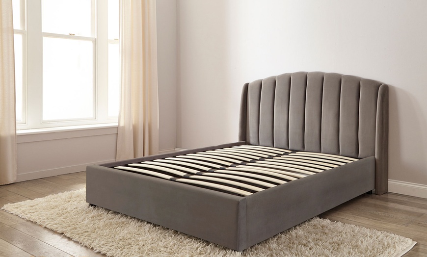 Image 4: Aurelia Winged Upholstered Bed 