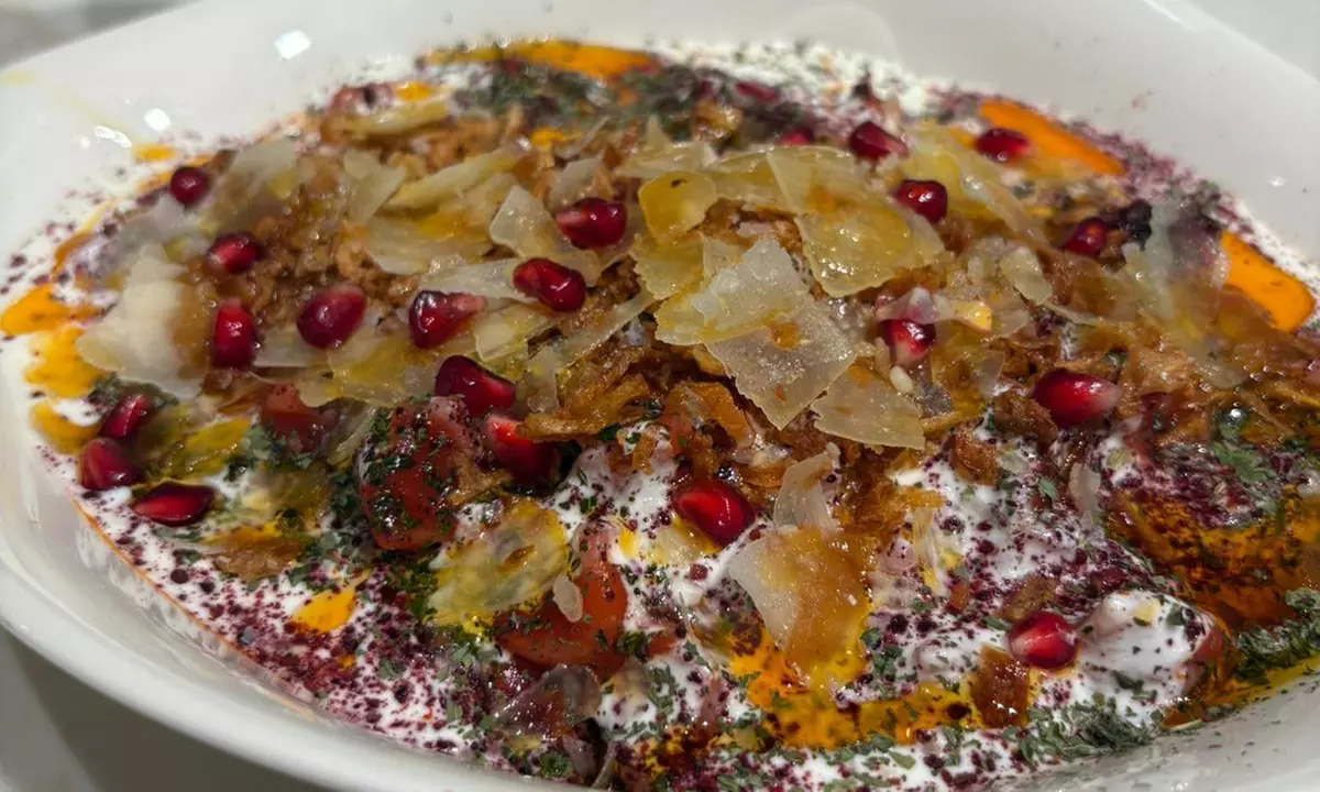 Manti (gefüllte türkische Teigtasche) nach Wahl mit Topping & Getränk