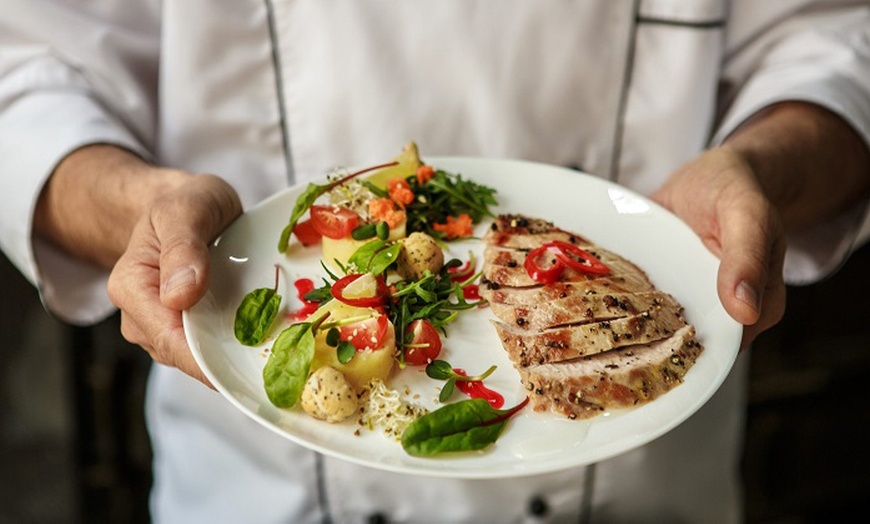 Image 13: Menú mediterráneo para 2 o 4 con postres y vino con vistas al mar