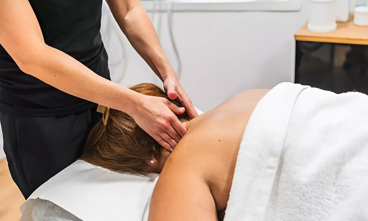 Luxe massage van 30 minuten en naar keuze een gezichtsbehandeling van 60 minuten (tot 40% korting) - Primary Image