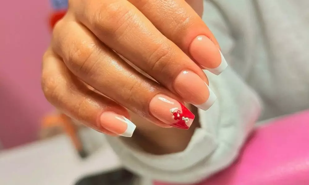 Sesión de manicura, pedicura o manipedicura con esmaltado a elegir