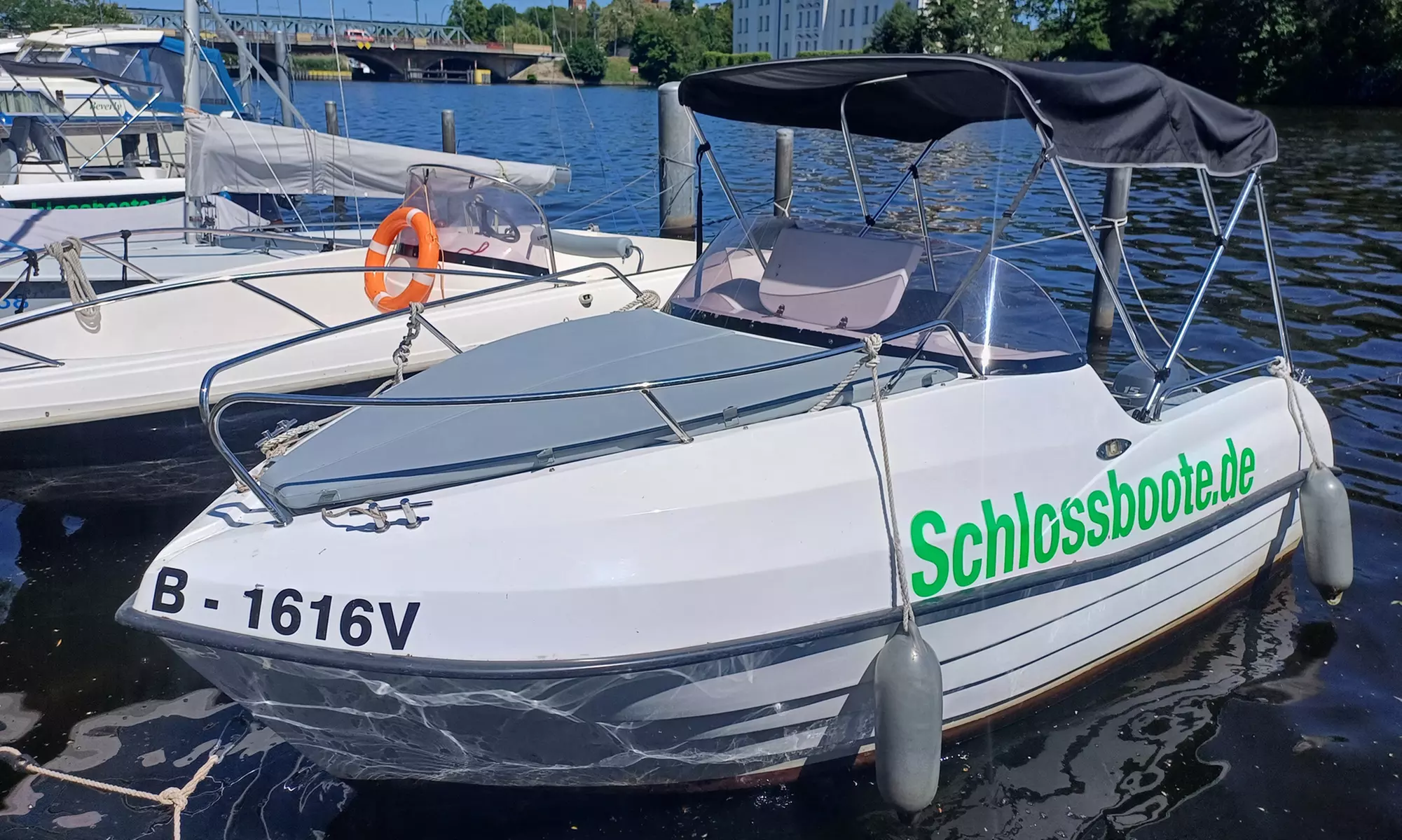 2-6 Std. Miete: Führerscheinfreies Motorboot für bis zu 6 Personen