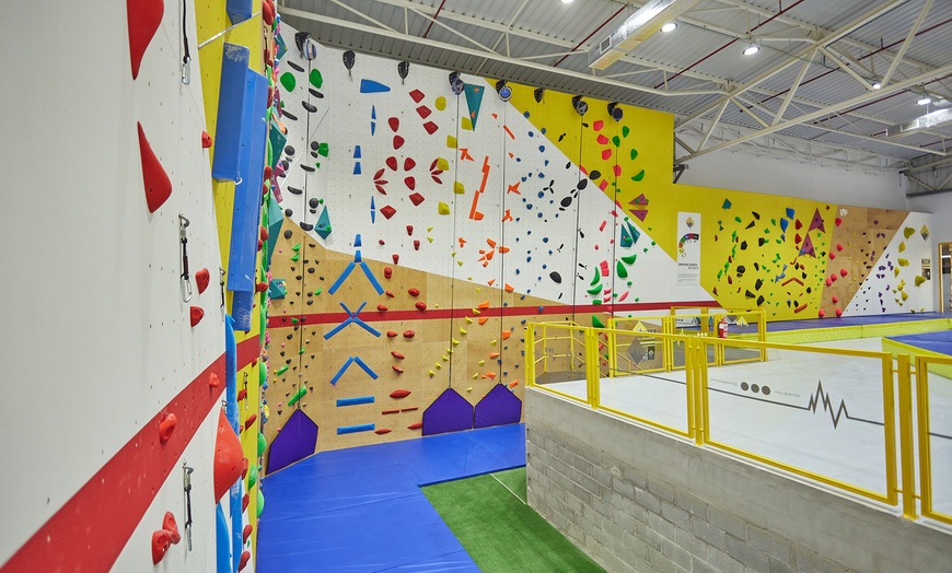 Image 6: ¡Escala sin límites! Acceso libre a rocódromo para niños o adultos 