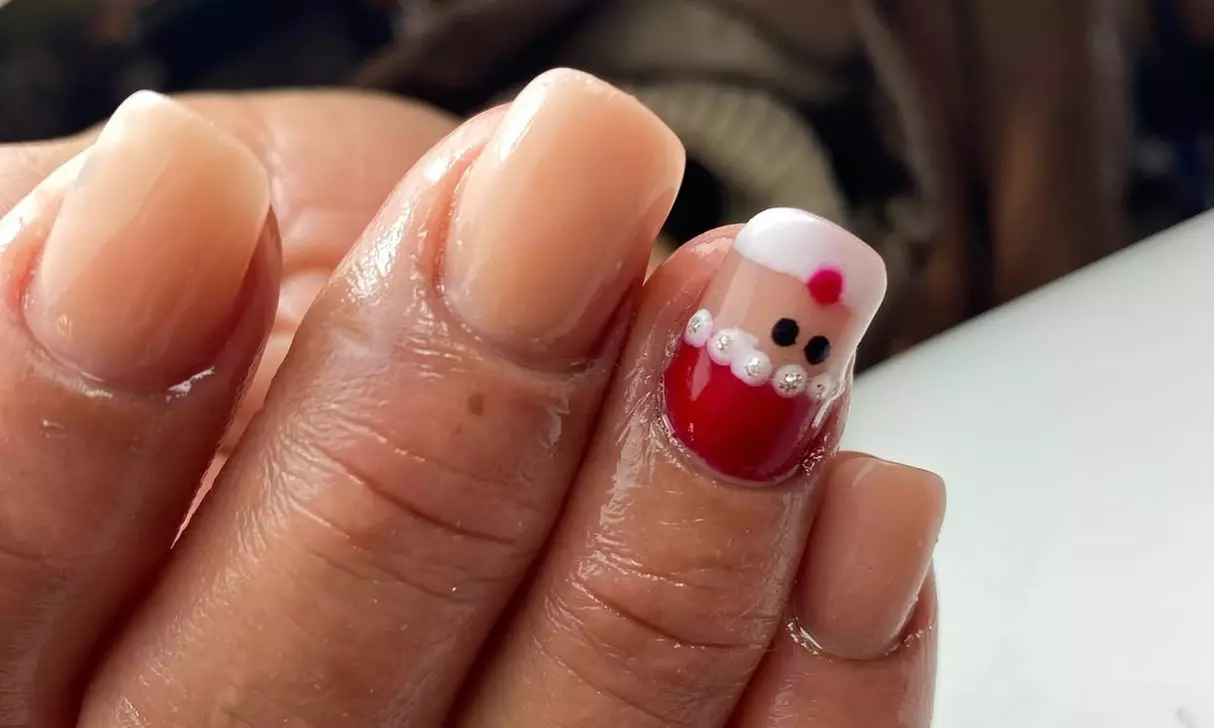 Primera puesta de uñas con gel o acrílico y opción a diseño básico
