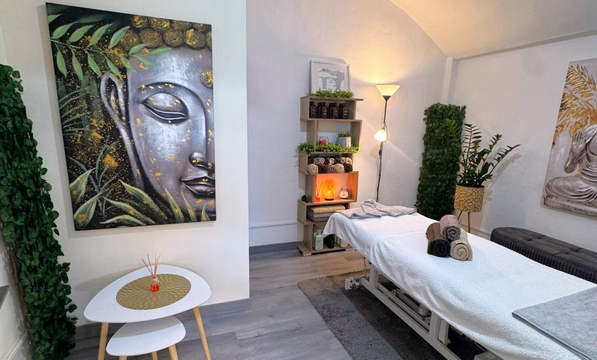 Image 1: Masaje relajante de 45 o 60 minutos para 1 persona