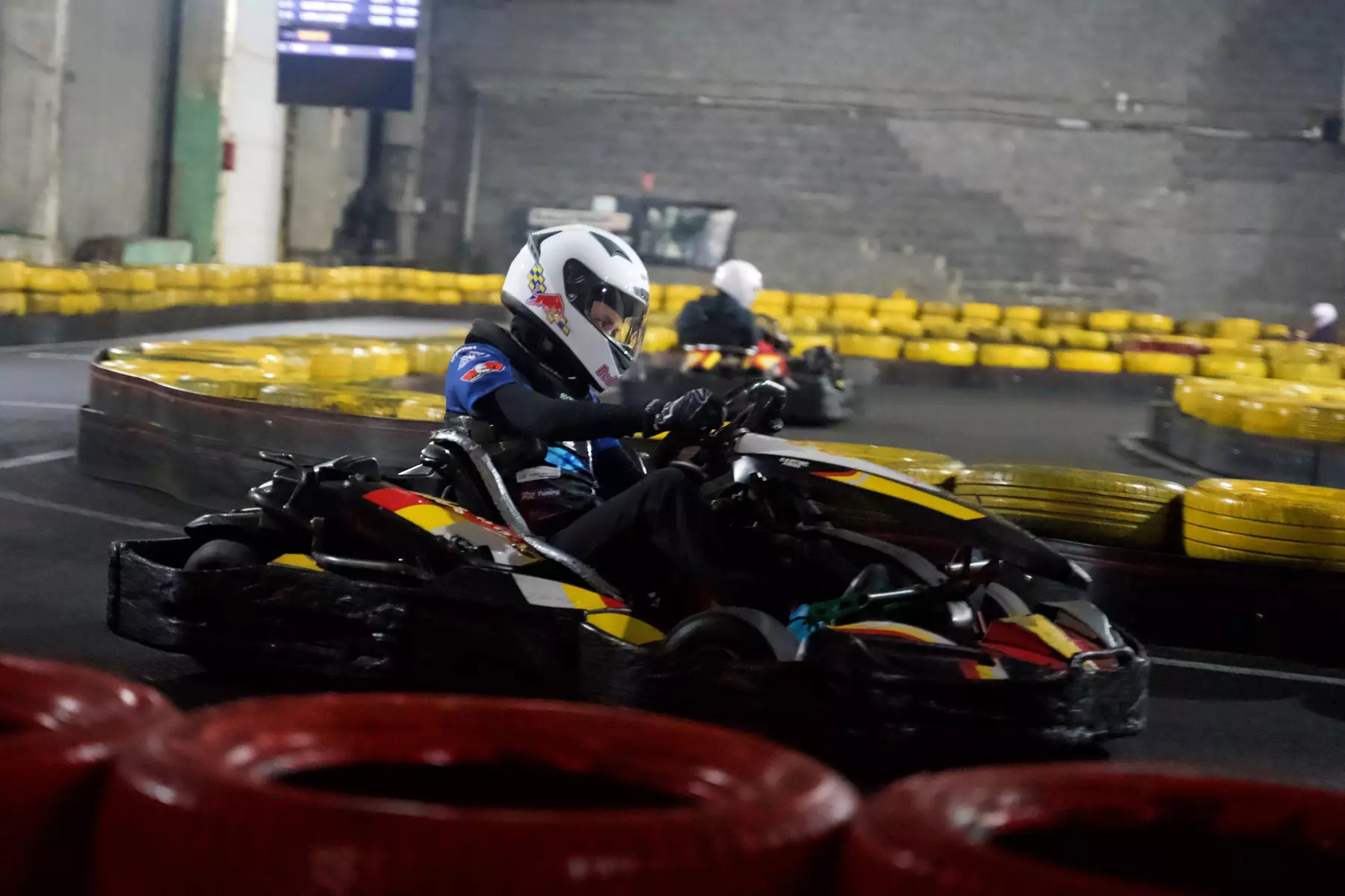 Poczuj prędkość, przeżyj emocje! Gokarty na profesjonalnym torze