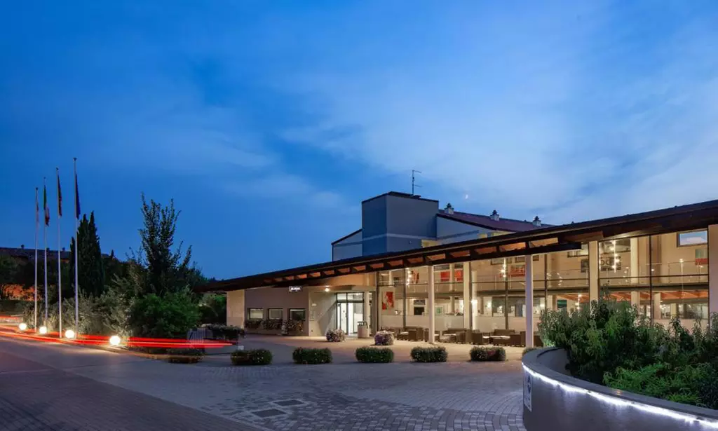 Peschiera del Garda 4*: camera doppia con mezza pensione e Spa