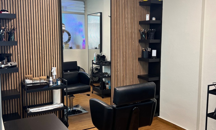 Image 2: Sesión de peluquería completa con opción a corte y tinte base para 1 