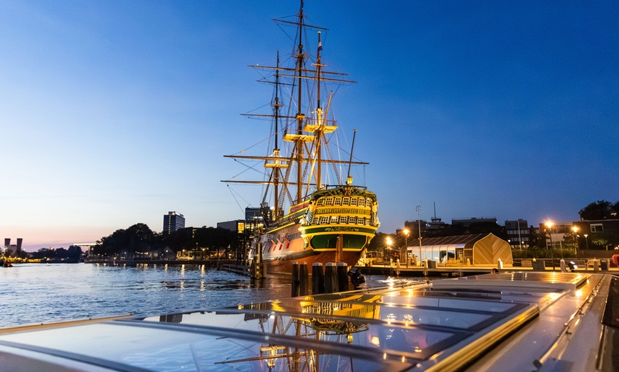 Image 30: Grachten vol lichtjes en legendes: een avondcruise door Amsterdam