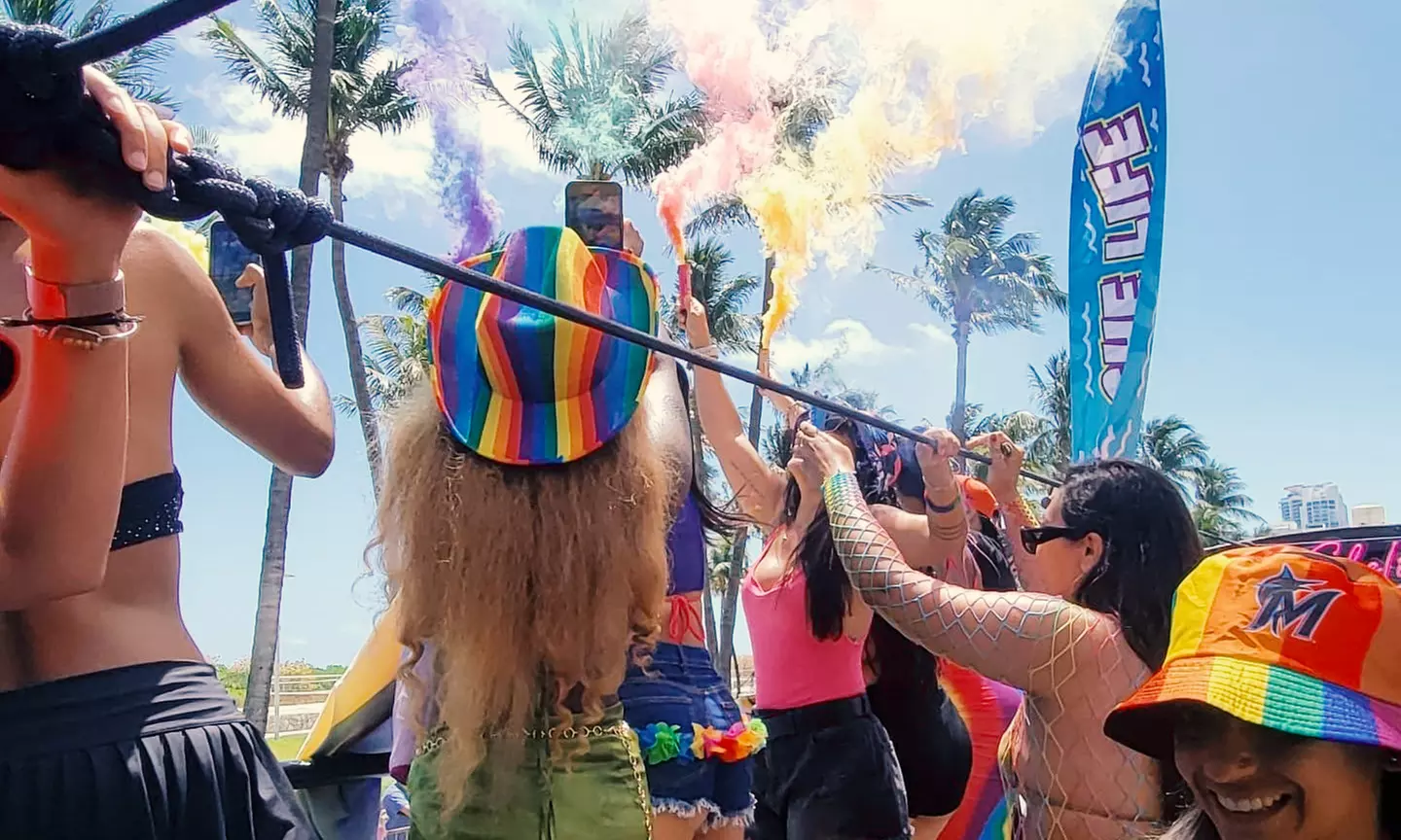 Enjoy 1.5-Hours Open-Air Party Bus Tour with Guide & Iconic Views