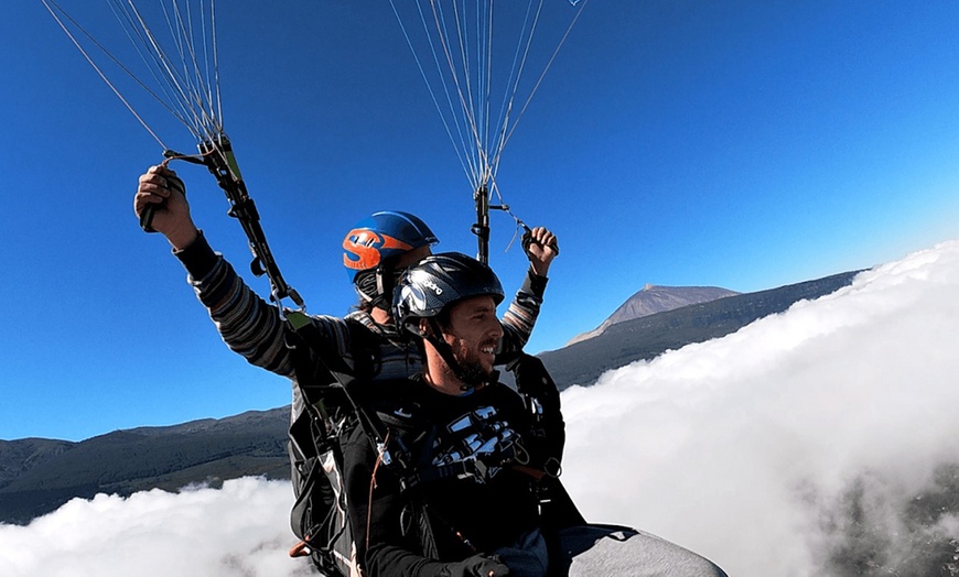 Image 7: Vuelo estándar o acrobático en parapente con video del despegue 