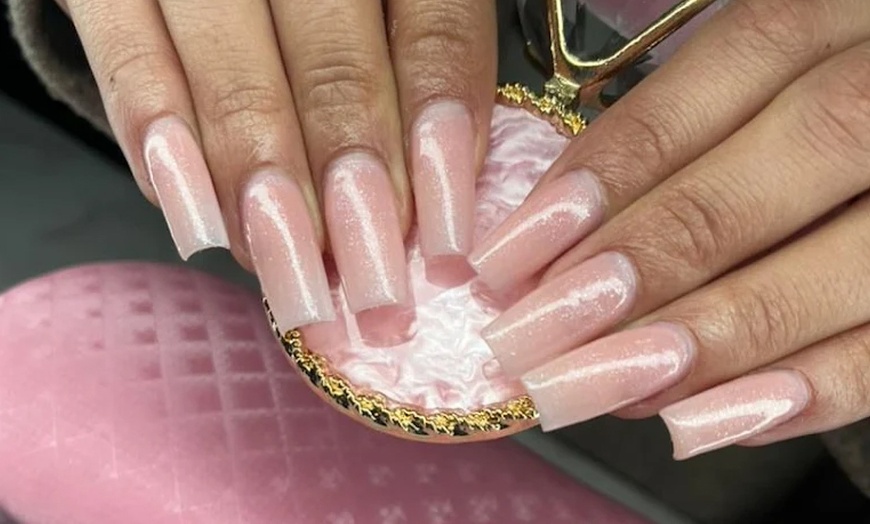 Image 5: Presume de uñas con una sesión de manicura, pedicura o ambas para 1 