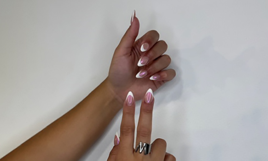 Image 5: Manicura, pedicura o primera puesta, con opción a base rubber y más