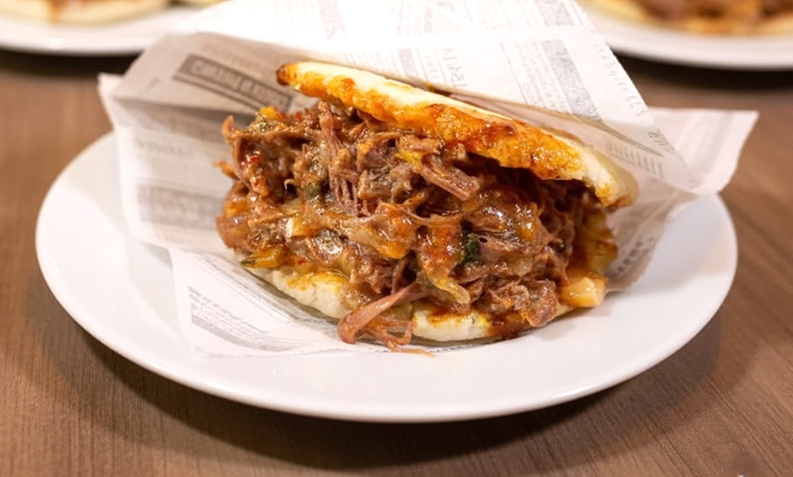 Image 14: Menú venezolano de arepas o parrillada a elegir para 2 o 4 personas