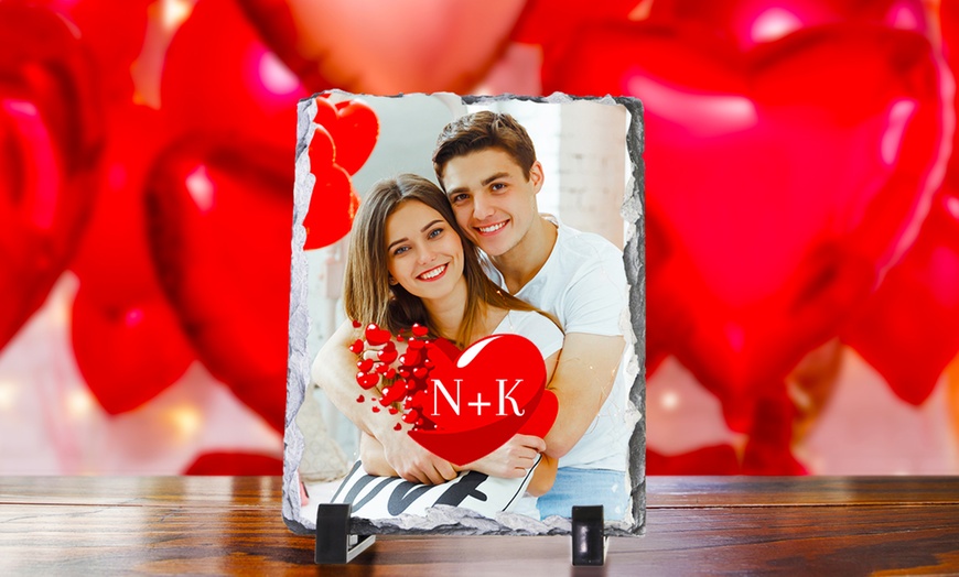 Image 1: Een cadeau dat letterlijk in steen gebeiteld is: foto op ruwe leisteen