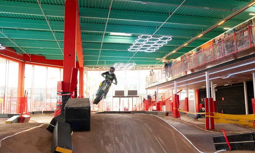 Image 4: Tanda de 15 minutos de motocross indoor eléctrico con o sin menú finde