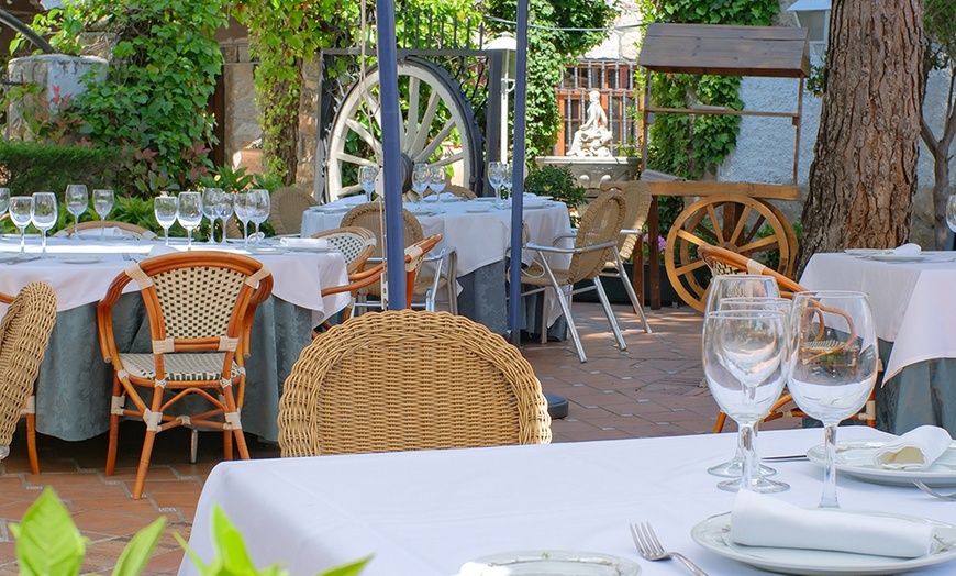 Image 20: Menú degustación con aperitivo, entrantes, principal y postre