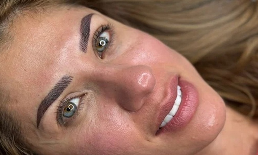Image 3: Micropigmentación de labios completos o microblading de cejas 