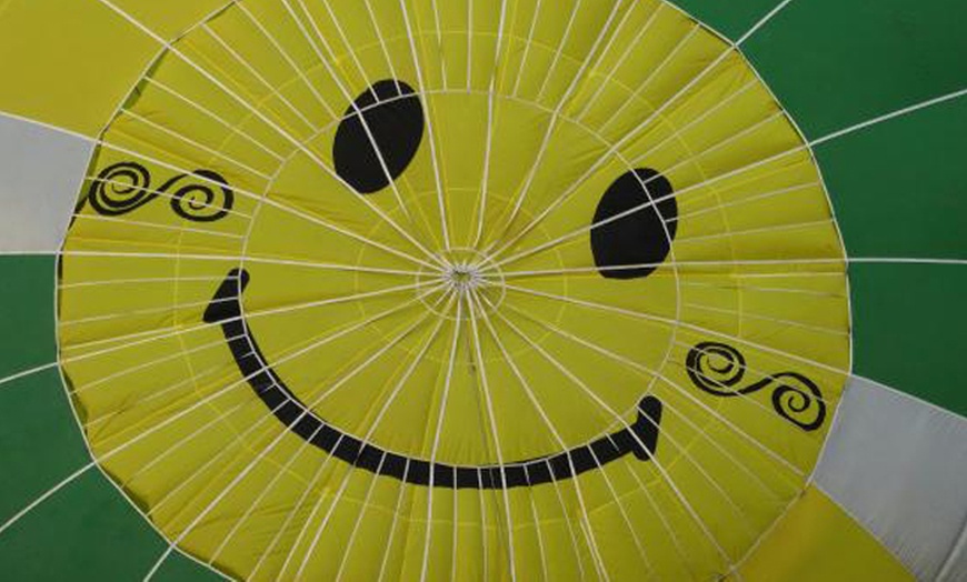 Image 4: Vuelo en globo con snacks, reportaje fotográfico, cava y diploma 