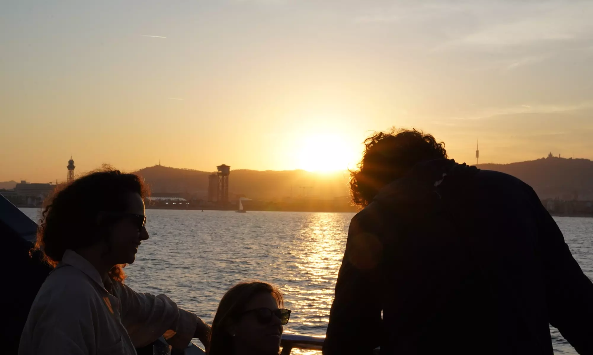 Paseo de 90 minutos en catamarán al atardecer con música en vivo