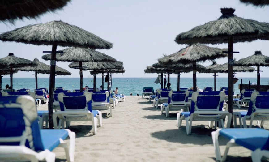 Image 1: Transats, parasol et boisson pour 2 à la Plage Privée Club Emeraude