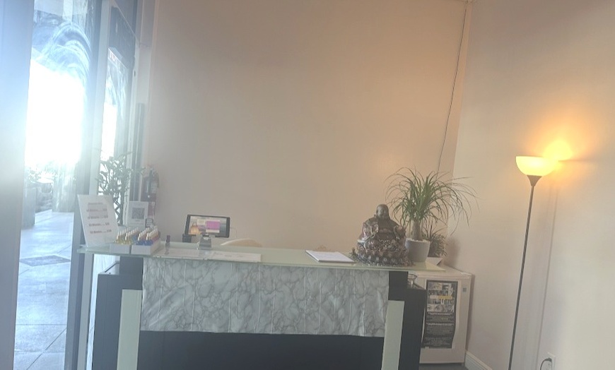 Image 3: 75 Min Swesish or Deep Tissue Massages for 1-2 w/Optional Hot Stones 