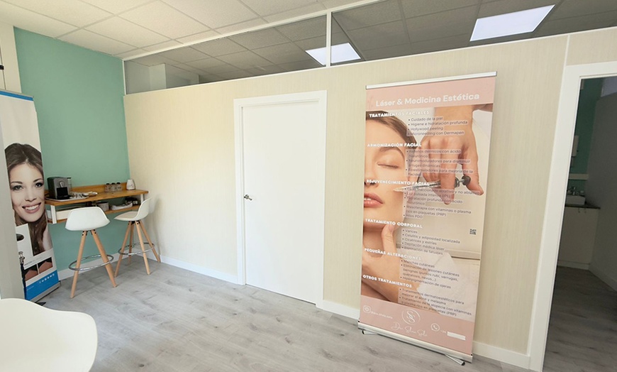 Image 2: 1 o 2 limpiezas faciales profundas y Hollywood peeling con láser