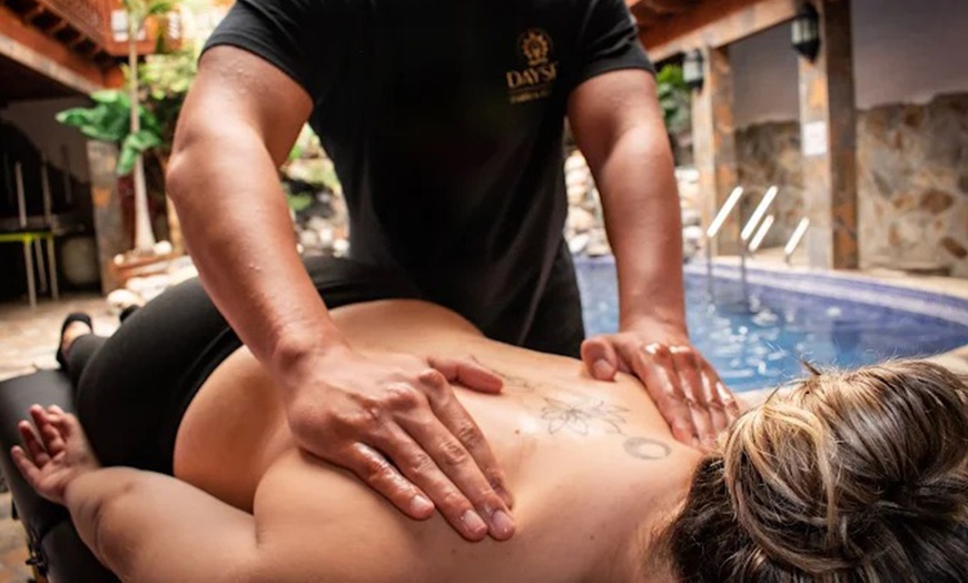Image 2: Masajes relajantes y descontracturantes 45 o 60 minutos