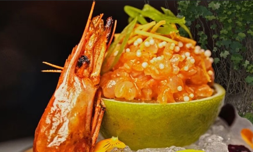 Image 5: Menú fusión para 2 o 4 personas con postre y opción a botella de vino