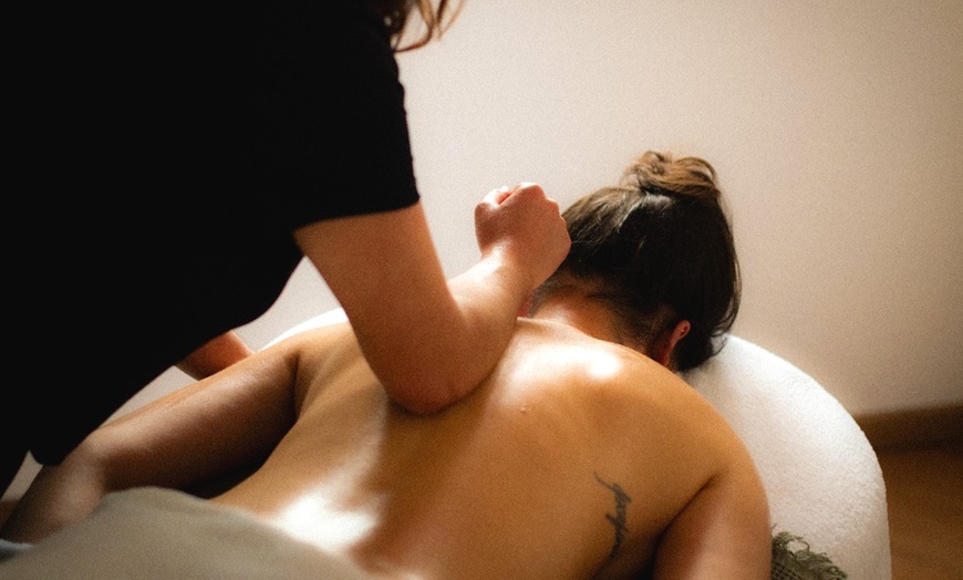 Image 1: 1 massage personnalisé de 60 ou 90 min, option réflexologie plantaire