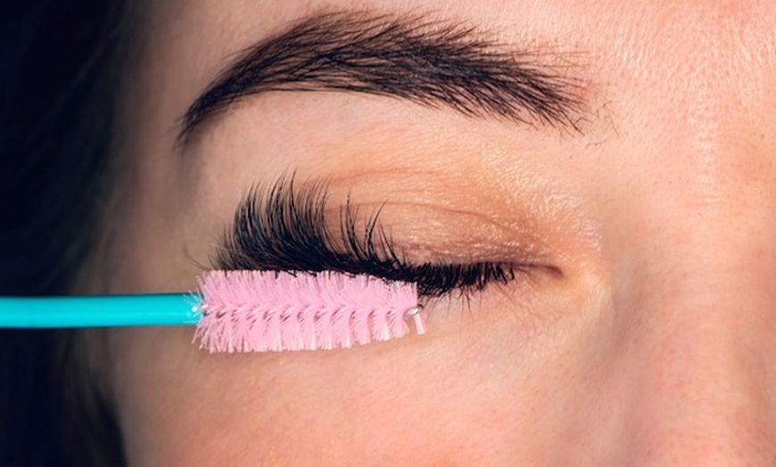 Image 2: Lifting y tinte de pestañas con opción a visagismo y laminado de cejas