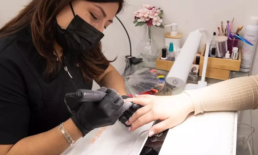 Image 1: Sesiones de manicura, pedicura o ambas para 1 con esmalte a elegir 