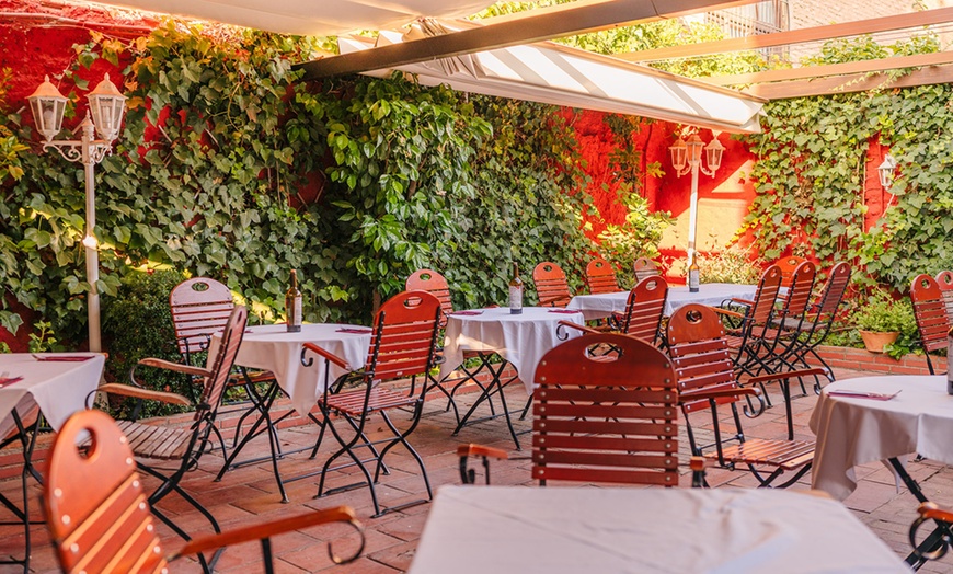 Image 21: Espectáculo de flamenco con opción a picoteo y bebida para 2 o 4