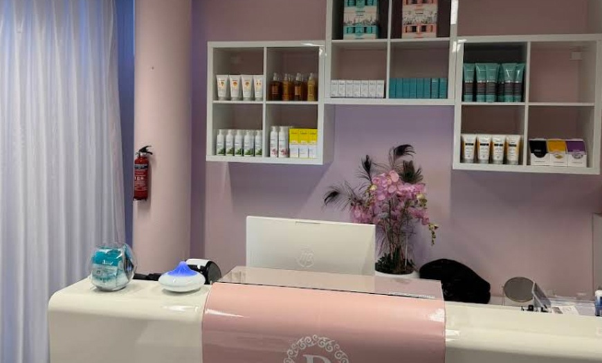 Image 3: Geef je huid een boost: gezichtsbehandeling of microneedling 