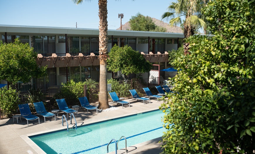 Image 6: Enjoy a Classic Massage, Signature Facial, with Bubbles